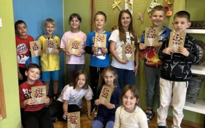 Buket cvijeća povodom Majčinog dana – likovna radionica učenika u Produženom boravku