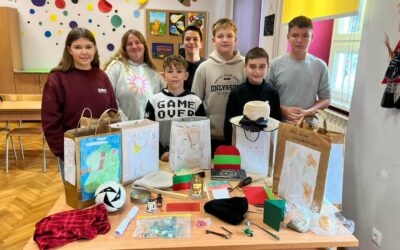 Mali junaci velikih priča – šestaši prezentirali lektiru u vrećici