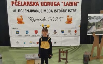Naša učenica drugog razreda zaradila veliki aplauz recitiravši pjesmicu na 10. Danima meda Labinštine