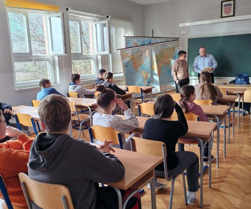 Edukativno predavanje policjskog službenika o nasilju među djecom i mladima povodom Mjeseca borbe protiv ovisnosti