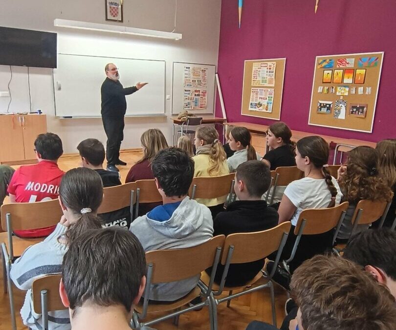 Čarolija pripovijedanja u našoj školi s profesionalnim pripovjedačem Aleksandrom Bančićem